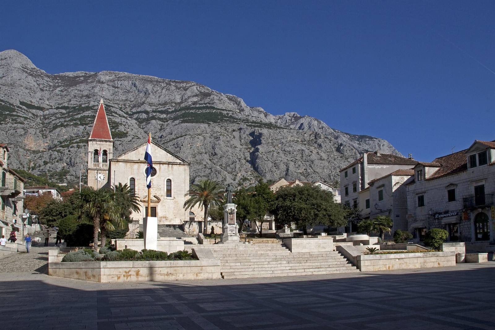 Old town and Kačić Square · 1 km