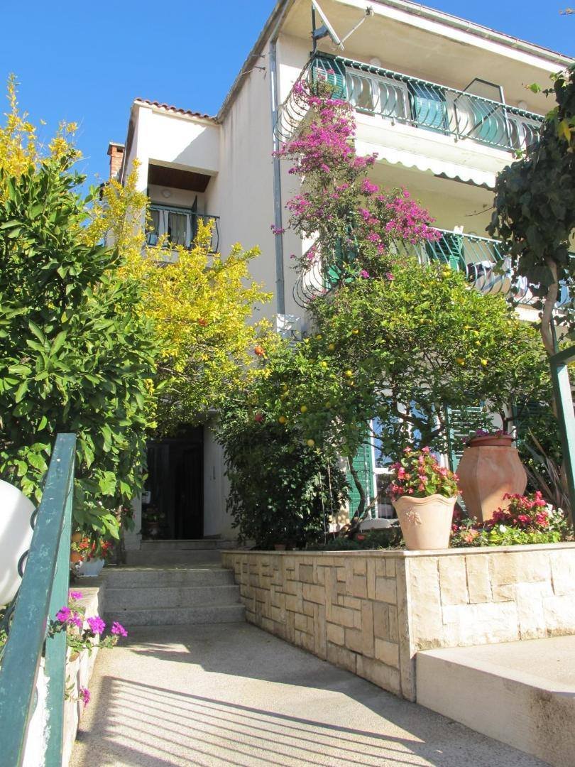Villa Rosa: facade surrounded by plants and flowers