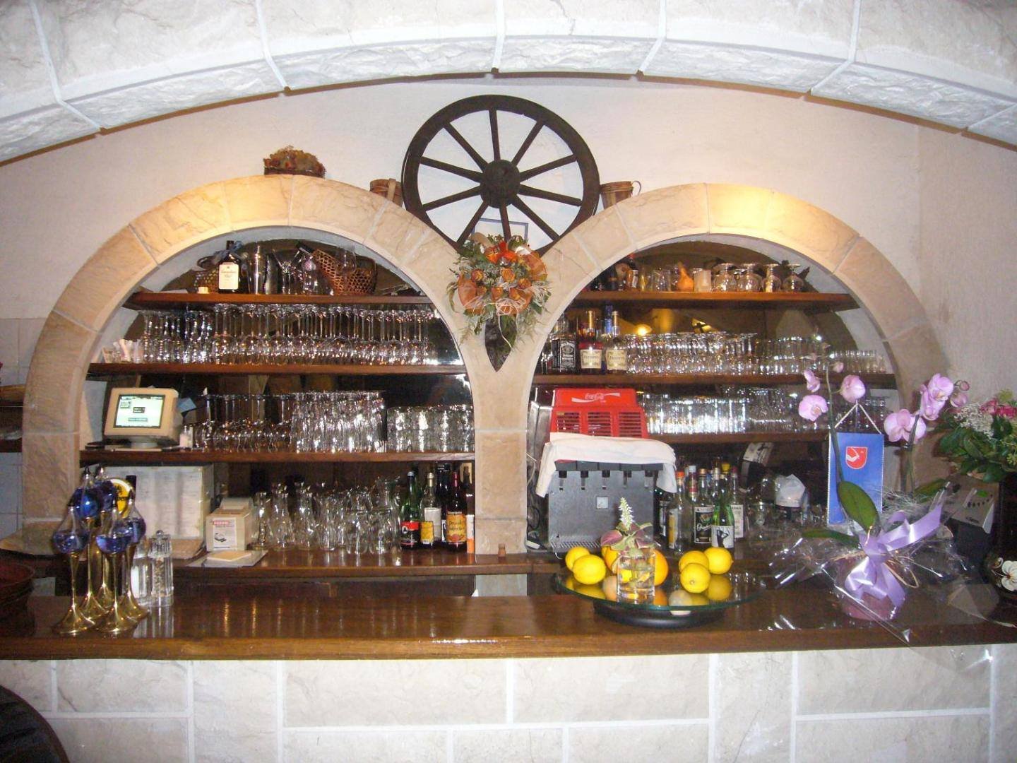 Villa Rosa: bar corner under two stone arches